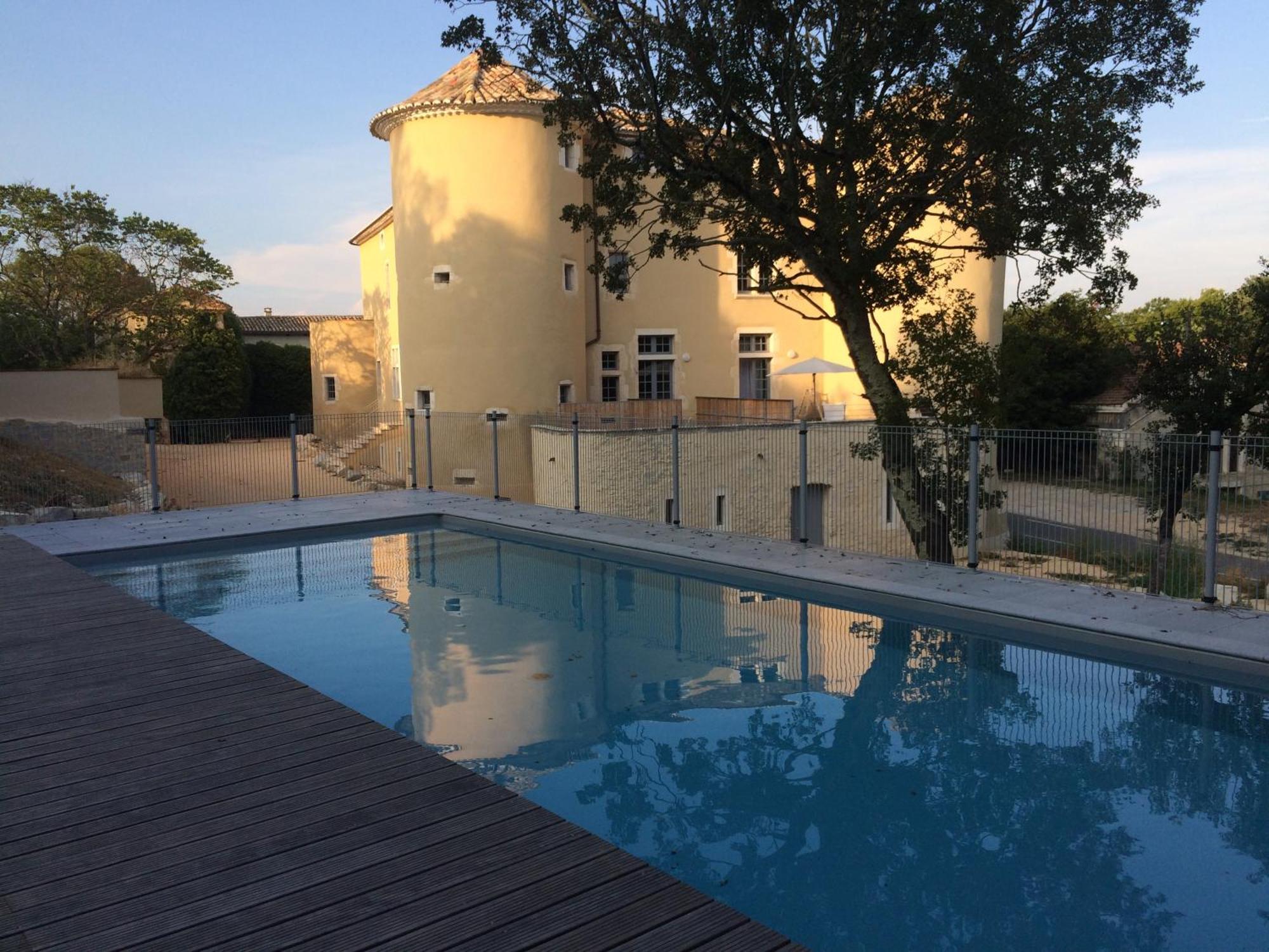 Appartement 4 Personnes Dans Chateau Avec Piscine Lussan  Exterior photo