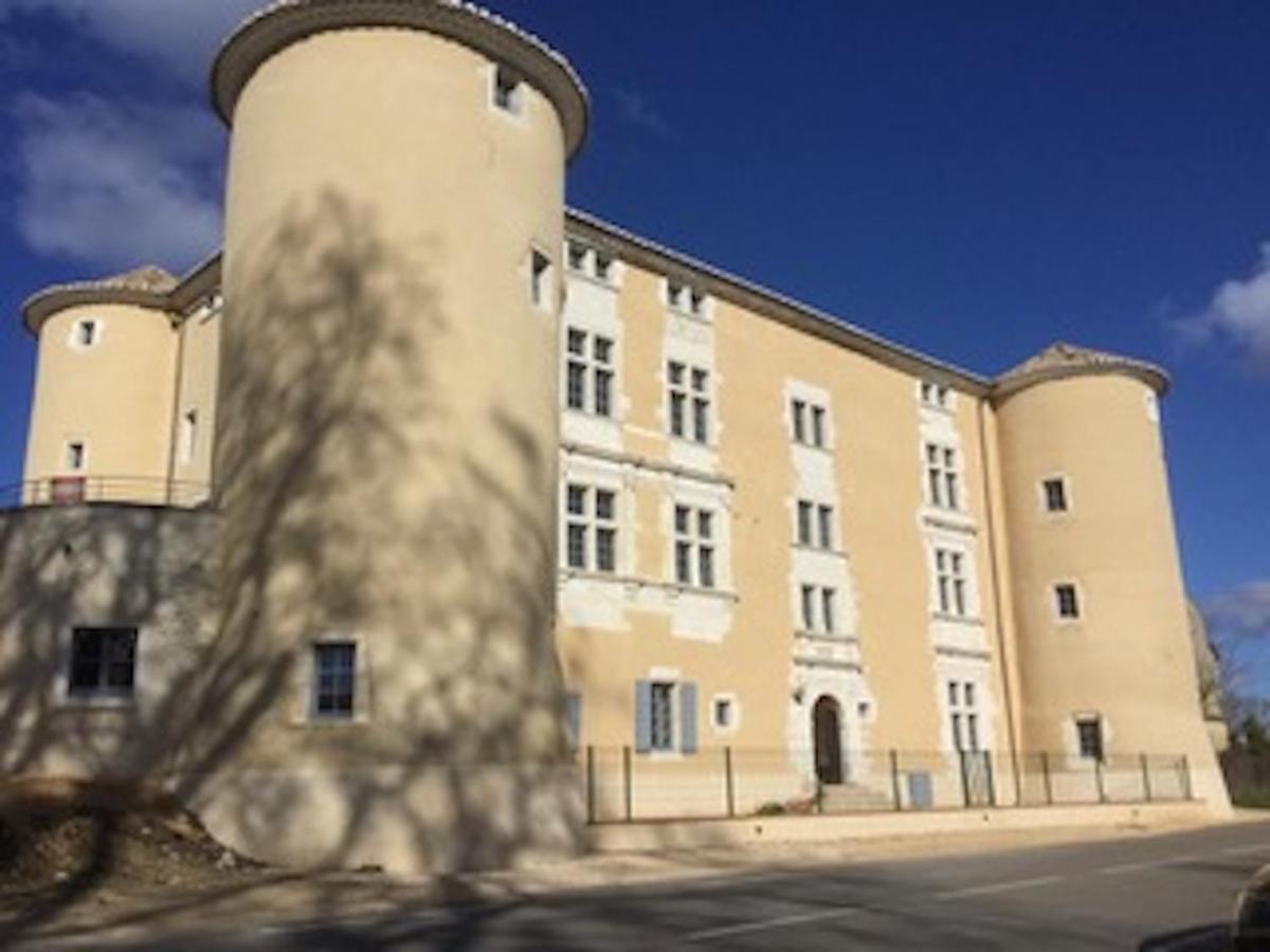 Appartement 4 Personnes Dans Chateau Avec Piscine Lussan  Exterior photo